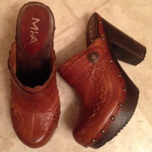 MIA brown/cognac clogs